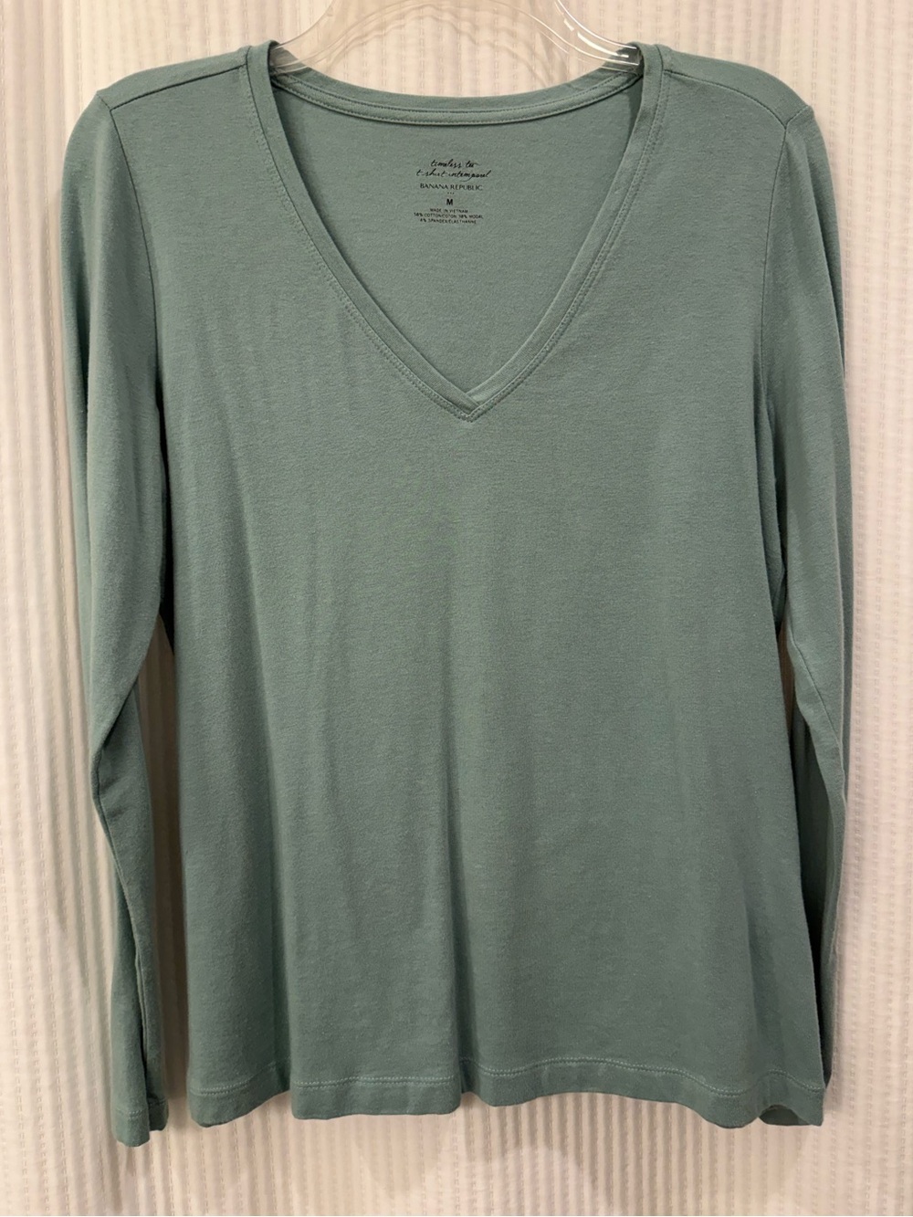 Banana Republic V-Neck Long Sleeve Timeless Tee - size Medium